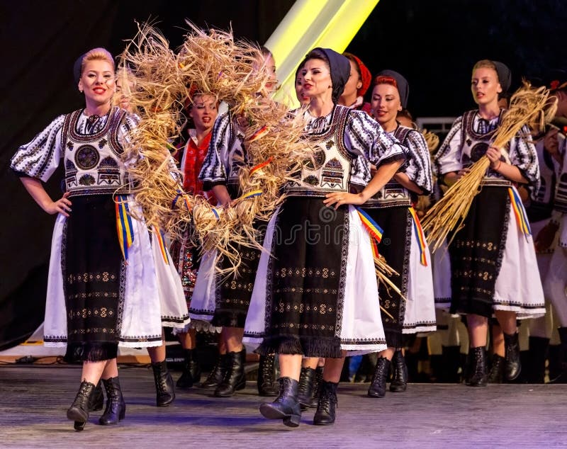 Dançarinos novos de Romênia no traje tradicional 13 fotografia de stock Dançarinos novos de Romênia no traje tradicional 13 fotografia de stock