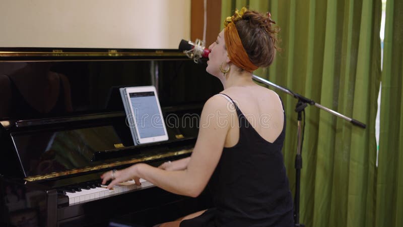 Danças animadas e toca piano com entusiasmo video estoque