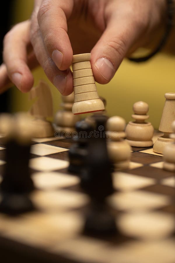 Jogando Xadrez - Uma Mão Que Move O Rei Branco De Madeira Em Um Tabuleiro  De Xadrez Foto Royalty Free, Gravuras, Imagens e Banco de fotografias.  Image 50130758