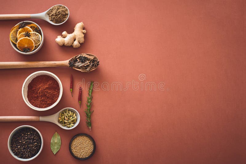 Dare al piatto profondità di sapore con questi. un assortimento di spezie. immagini stock