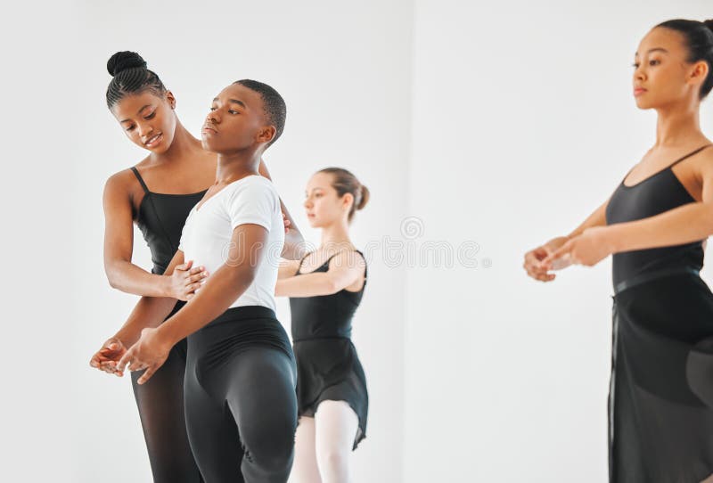 Dare al tuo talento spazio per crescere. una giovane donna che insegna un balletto per ragazzi in uno studio di danza. fotografia stock