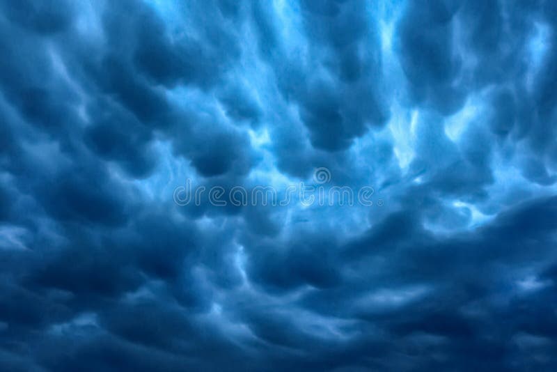 Màu xanh da trời tối lặng lẽ bao phủ lên nền tảng mây mưa đang trôi qua trong không khí xanh thẳm, chính là hình ảnh đẹp như mơ mà bạn đang tìm kiếm. Stock Photo sẽ giúp bạn tìm thấy những bức hình nền tuyệt đẹp này để làm đẹp cho màn hình điện thoại, máy tính và thiết bị di động của bạn.