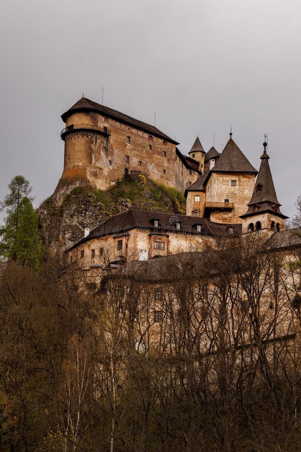 Temný hrad na vrchole útesu.