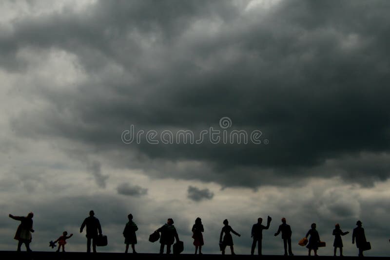 Temné mraky visí nad skupinou lidí.