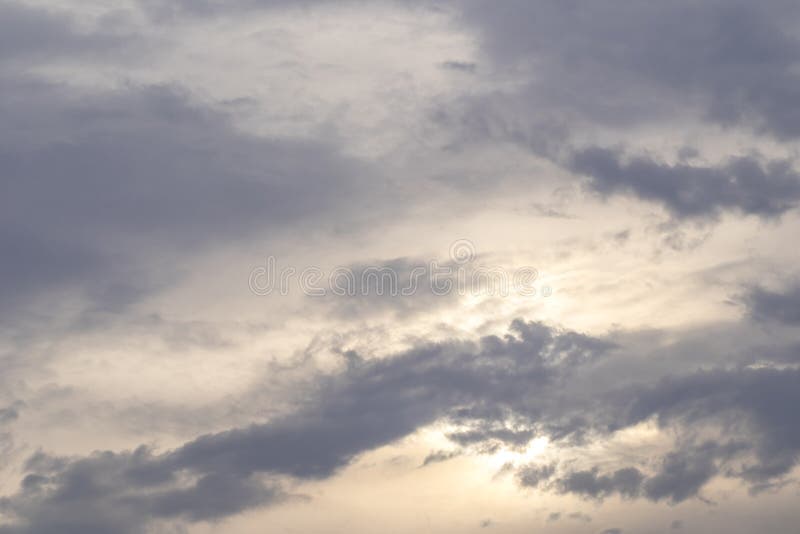 Đám mây đen di chuyển nhanh thay đổi hình dạng sẽ khiến bạn ngỡ ngàng. Từ những khối mây to lớn, đến những chùm mây nhỏ xinh đầy biến hóa, bạn sẽ được ngắm nhìn những tác phẩm nghệ thuật thiên nhiên mang đến.