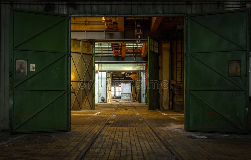 Scuro industriale interno di un vecchio edificio.