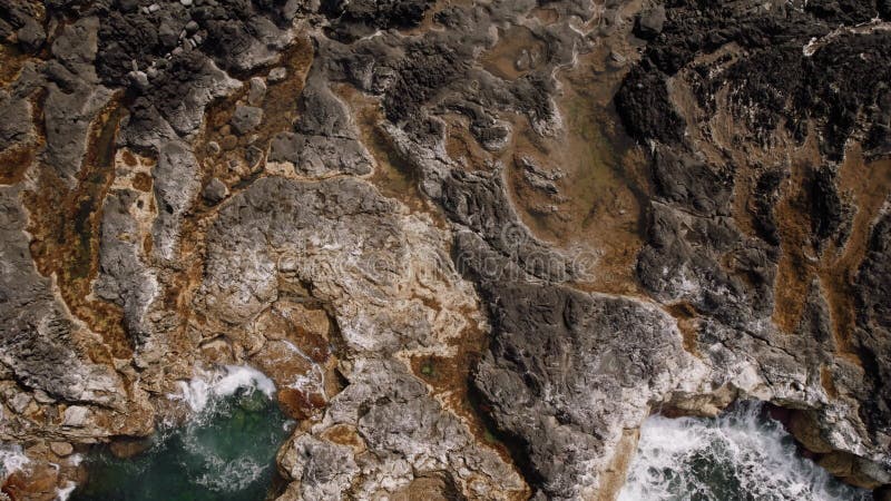 Dark lava rocks textuur onthult de oceaankust in de azoren