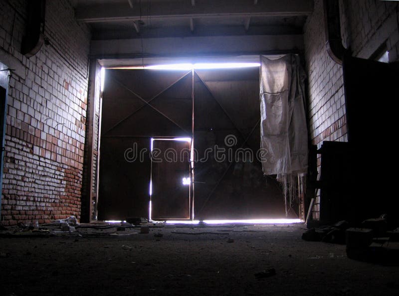 Dark sloot de deur aan de garage, een technische ruimte met het overzicht van de uitgang lichte komst in de barsten stock foto Dark sloot de deur aan de garage, een technische ruimte met het overzicht van de uitgang lichte komst in de barsten stock foto