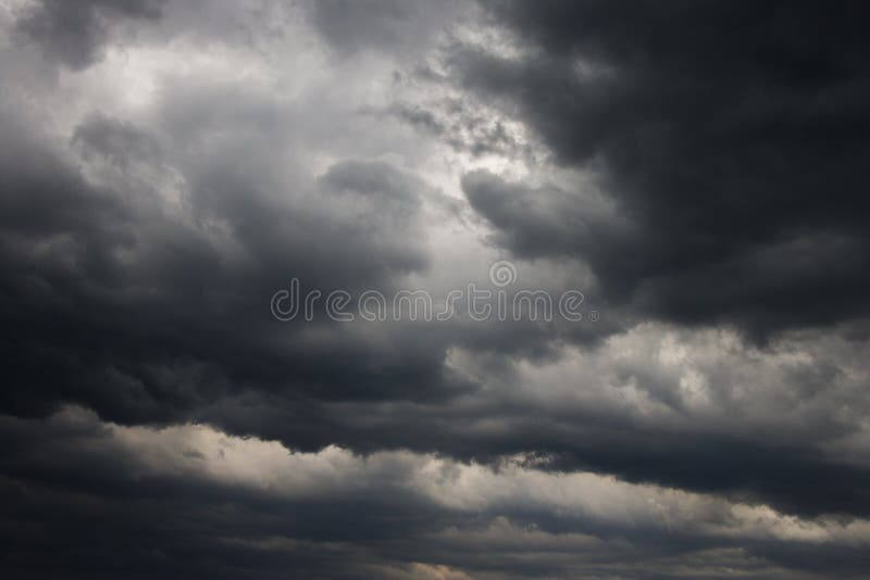 Zlověstné abstraktní tmavé bouřkové mraky.
