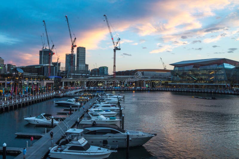Darling Harbour à Sydney au coucher du soleil photo libre de droits Darling Harbour à Sydney au coucher du soleil photo libre de droits