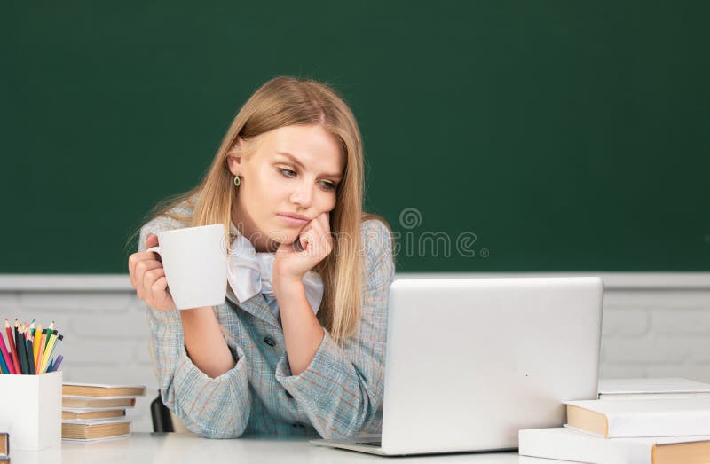 Darstellung des Unterrichts von Studentinnen, die Kaffee oder Tee in der Schule oder Universität trinken. lizenzfreie stockbilder