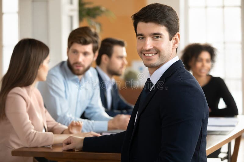 Darstellung eines lächelnden Kaukasier-männlichen Angestellten, der sich im Amt ausstellt