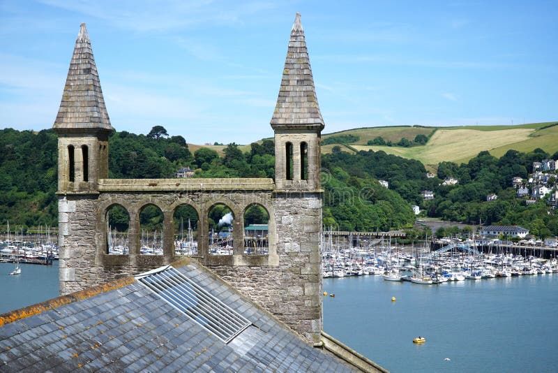 Dartmouth, Devon Church E Montes Imagem de Stock Imagem de floresta
