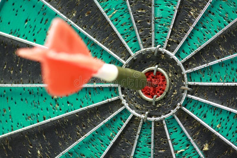 Darts board with single arrow in bullseye