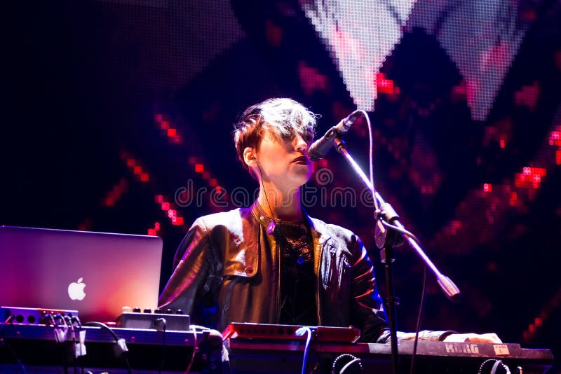 Daryna Sert, keyboardist της ηλεκτρο λαϊκής ζώνης Onuka, στην πηγή Roshen που ανοίγει, Vinnytsia, Ουκρανία, 29 04 2017, εκδοτική στοκ εικόνα Daryna Sert, keyboardist της ηλεκτρο λαϊκής ζώνης Onuka, στην πηγή Roshen που ανοίγει, Vinnytsia, Ουκρανία, 29 04 2017, εκδοτική στοκ εικόνα