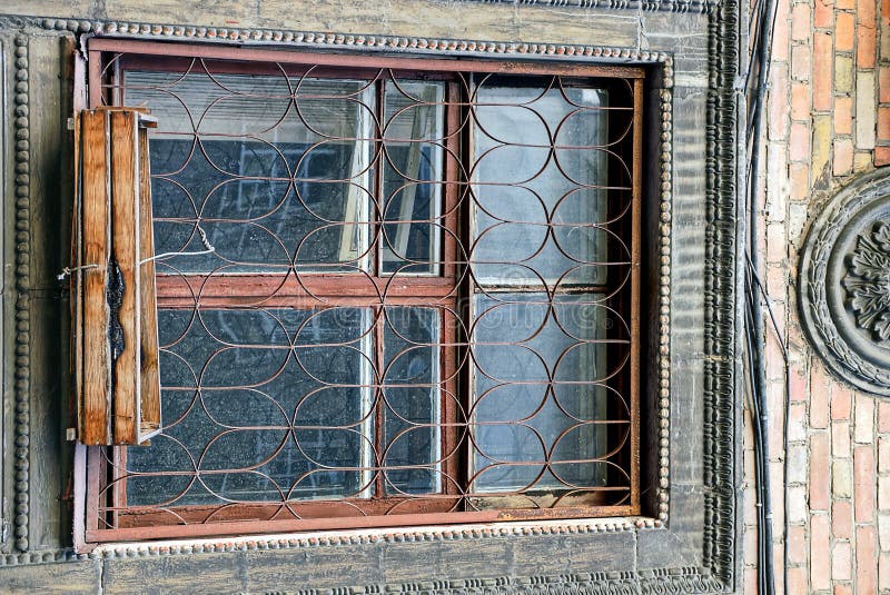 Das Alte Fenster Mit Einem Gitter Und Eine Holzkiste Auf