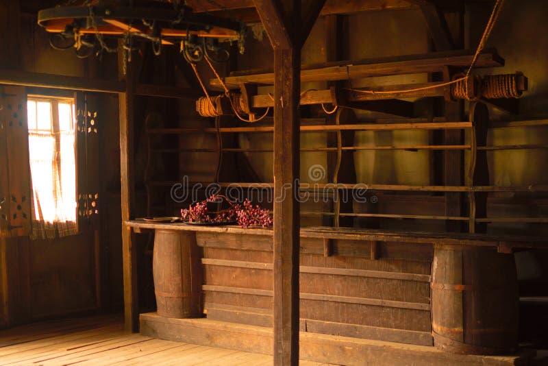 Das alte Holzhaus mit einem Stangenzähler stockfoto Das alte Holzhaus mit einem Stangenzähler stockfoto