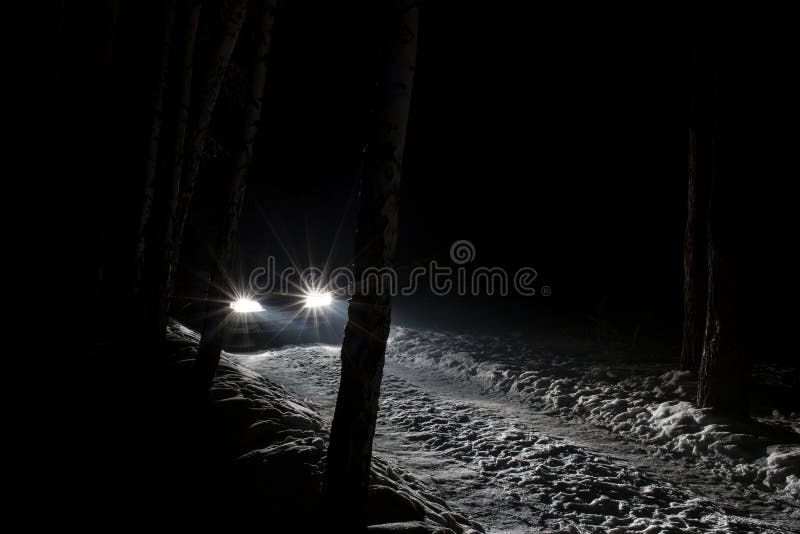 Das Auto Geht Auf Eine Schneebedeckte Straße Auf Einem Dunklen Dunklen Nacht  Im Winter. Scheinwerfer Beleuchten Licht Den Pfad Und Stockfoto - Bild von  überkreuzung, schneesturm: 204356472