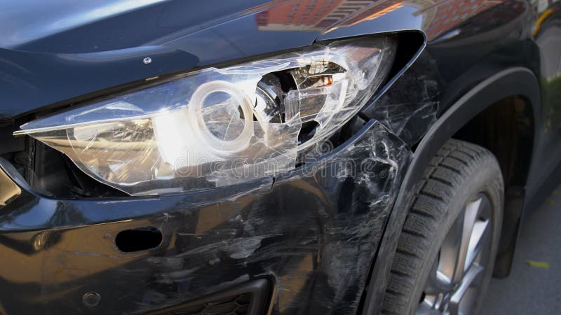 Das Auto nach dem Unfall stürzte das Auto in der Nähe des Scheinwerfers ab