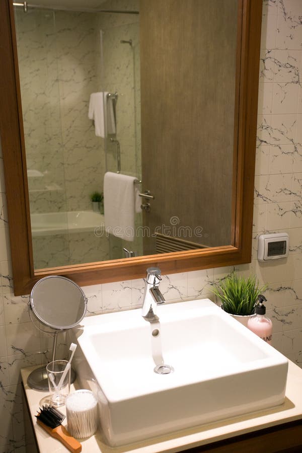 Das Badezimmer eine Boutiquenart im Meer mit einem schönen Innenhotel stockbild Das Badezimmer eine Boutiquenart im Meer mit einem schönen Innenhotel stockbild