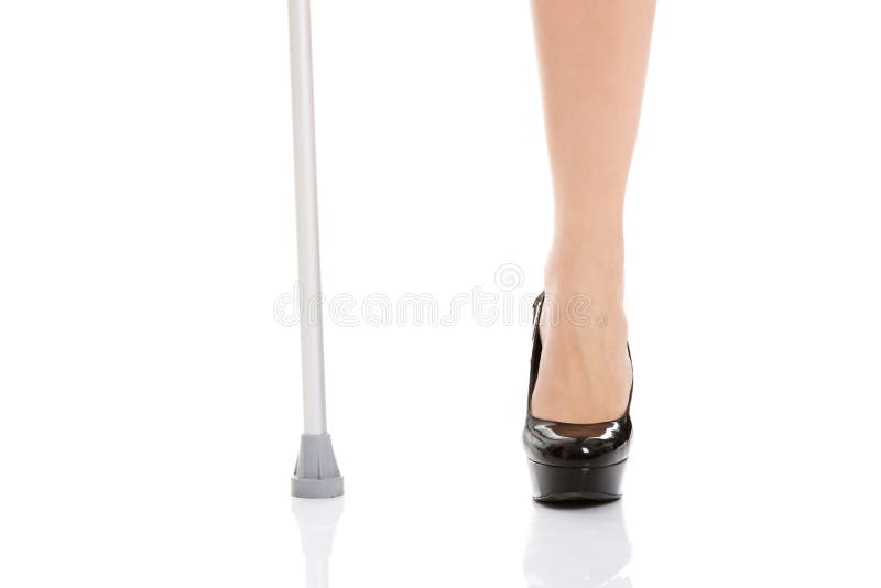 Das Bein und eine Krücke der Frau. Behindertes Konzept.