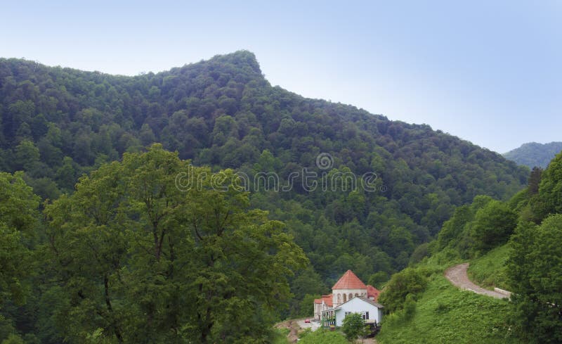 Das bewaldete Tal der Ijevan-Strecke Um das Kloster von Haghartsin armenien lizenzfreie stockfotografie Das bewaldete Tal der Ijevan-Strecke Um das Kloster von Haghartsin armenien lizenzfreie stockfotografie