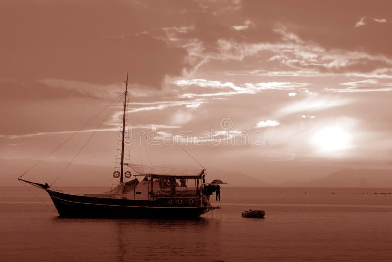Download Das Boot stockbild. Bild von sepia, wolken, meer, himmel - 30151