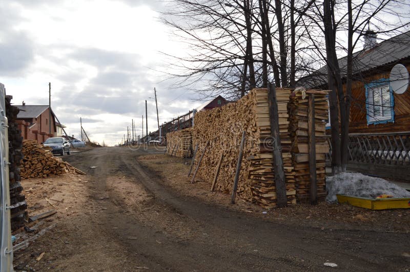 Das Brennholz, das in einem Woodpile angehäuft wurde, sägte hölzernes Klotzbrennholz, um zu ernten lizenzfreies stockbild Das Brennholz, das in einem Woodpile angehäuft wurde, sägte hölzernes Klotzbrennholz, um zu ernten lizenzfreies stockbild