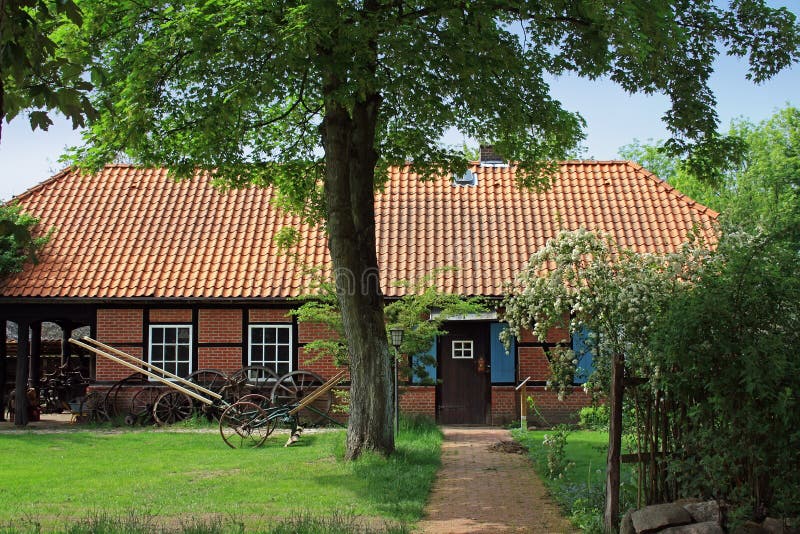 Haus im deutschen Dorf stockfoto. Bild von weinberg, himmel 2645896