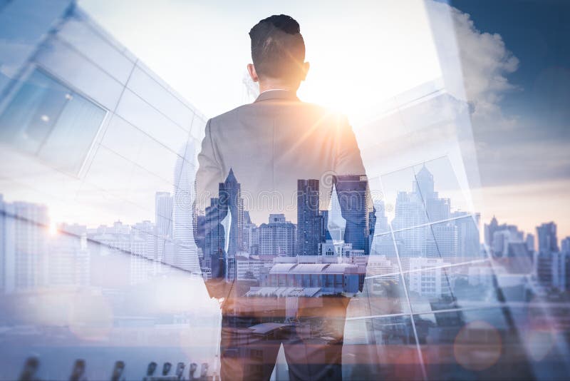 Das Doppelbelichtungsbild des Gesch?ftsmannes, der zur?ck w?hrend des Sonnenaufgangs ?berlagert mit Stadtbildbild steht Das Konze lizenzfreie stockfotografie Das Doppelbelichtungsbild des Gesch?ftsmannes, der zur?ck w?hrend des Sonnenaufgangs ?berlagert mit Stadtbildbild steht Das Konze lizenzfreie stockfotografie