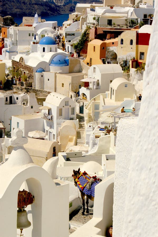 Das Dorf von Oia auf Santorini mit bunten ikonenhaften Gebäuden und großartigen Ansichten stockbilder Das Dorf von Oia auf Santorini mit bunten ikonenhaften Gebäuden und großartigen Ansichten stockbilder