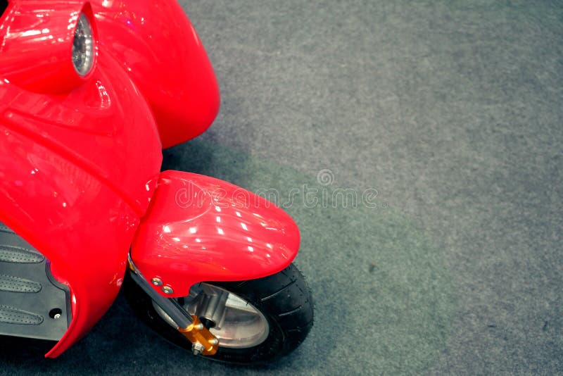 Das elektrische Motorrad der vordere rote Kinder, Rollerspielzeug für Kind stockfotografie Das elektrische Motorrad der vordere rote Kinder, Rollerspielzeug für Kind stockfotografie