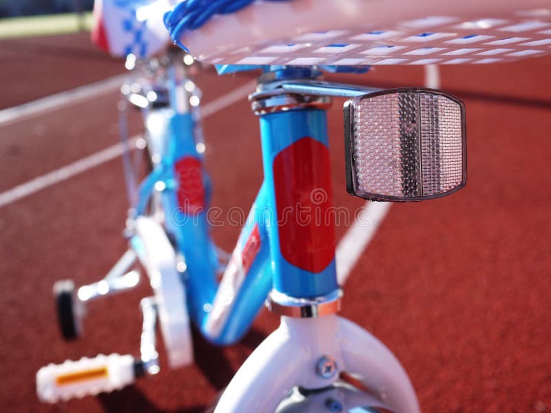 Das Fahrrad der Kinder mit drei Rädern, Rädchen kann entfernt werden stockfotos Das Fahrrad der Kinder mit drei Rädern, Rädchen kann entfernt werden stockfotos