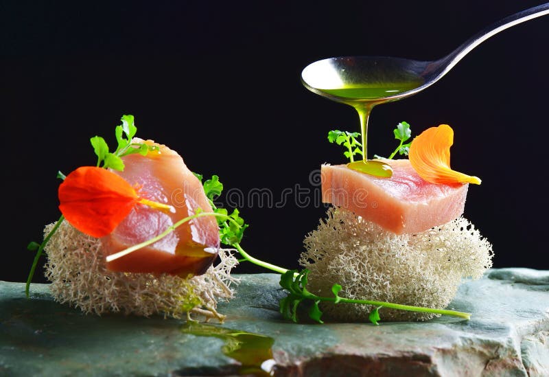 Das feine Speisen, frischer roher ahi Thunfischsashimi diente auf einem Ozeanschwamm lizenzfreie stockfotografie Das feine Speisen, frischer roher ahi Thunfischsashimi diente auf einem Ozeanschwamm lizenzfreie stockfotografie