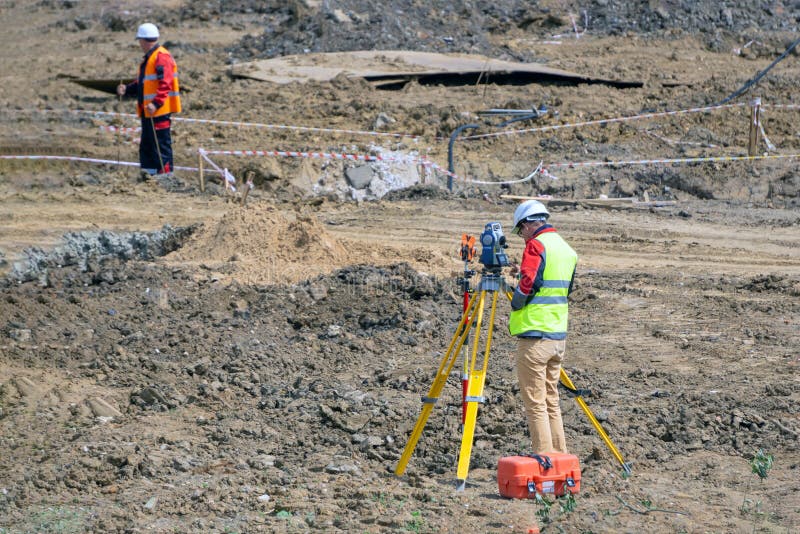 Das Feldmesser schießt auf eine Baustelle stockfoto Das Feldmesser schießt auf eine Baustelle stockfoto