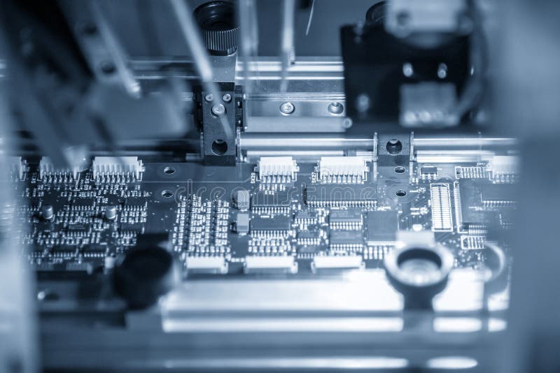 Das Fließband des elektronischen Brettes mit Mikrochip im ligh stockfotografie Das Fließband des elektronischen Brettes mit Mikrochip im ligh stockfotografie