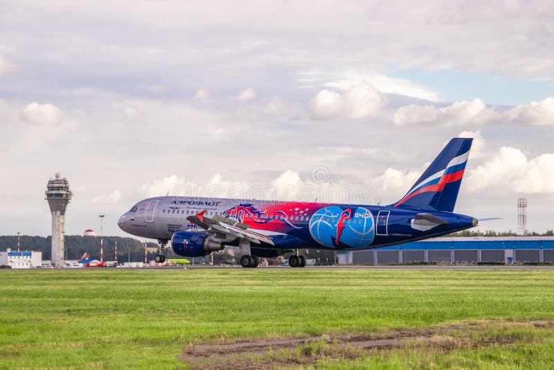 Das Flugzeug landet Airbus A320 Aeroflot Flughafen Pulkovo Offizielle Sommerbeobachtung am Flughafen Pulkovo am 15. August 2018 lizenzfreie stockfotos Das Flugzeug landet Airbus A320 Aeroflot Flughafen Pulkovo Offizielle Sommerbeobachtung am Flughafen Pulkovo am 15. August 2018 lizenzfreie stockfotos