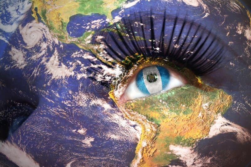 Das Gesicht der Frau mit Planet Erdbeschaffenheit und guatemaltekische Flagge innerhalb des Auges stockfoto Das Gesicht der Frau mit Planet Erdbeschaffenheit und guatemaltekische Flagge innerhalb des Auges stockfoto