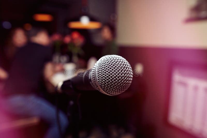 Das große Mikrofon in der Karaokestange stockfotografie Das große Mikrofon in der Karaokestange stockfotografie