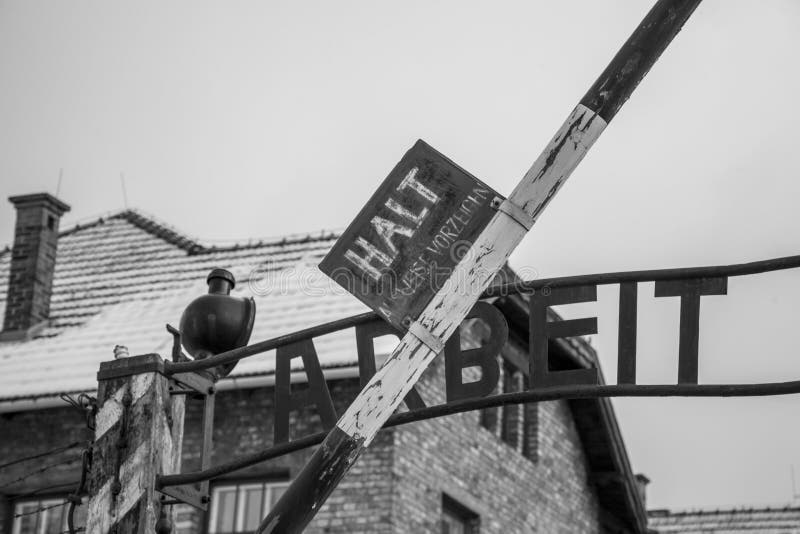 Das Haupteingangstor zu Auschwitz-Konzentrationslager lizenzfreie stockfotografie