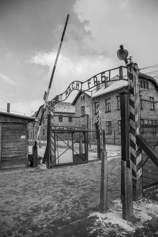 Das Haupteingangstor zu Auschwitz-Konzentrationslager lizenzfreies stockbild
