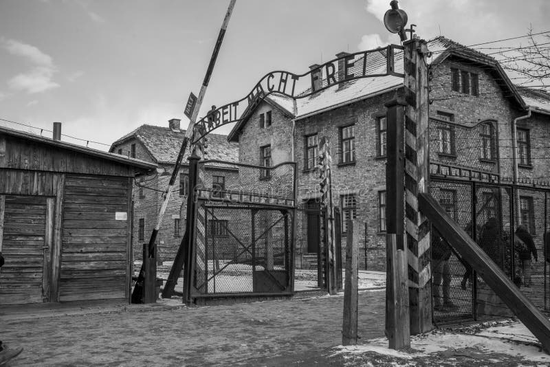 Das Haupteingangstor zu Auschwitz-Konzentrationslager lizenzfreies stockfoto
