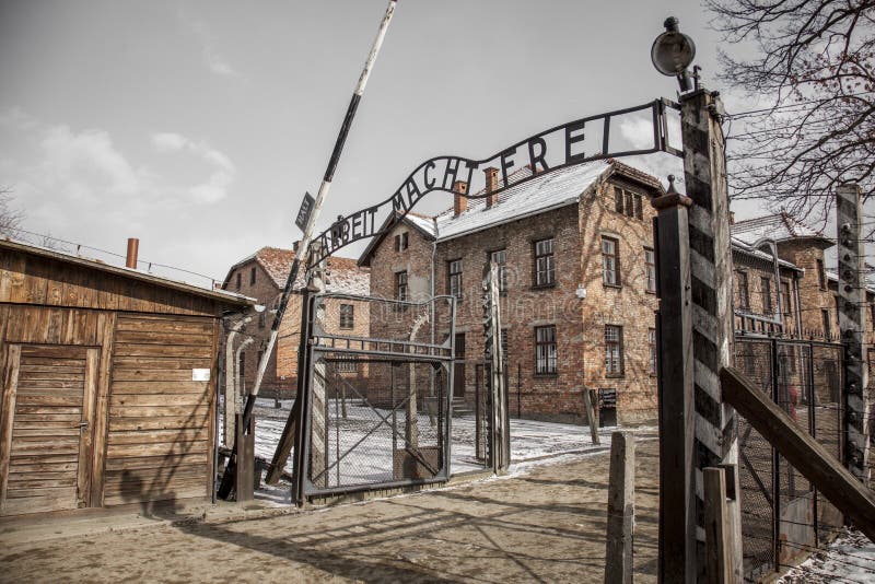 Das Haupteingangstor zu Auschwitz-Konzentrationslager lizenzfreies stockfoto