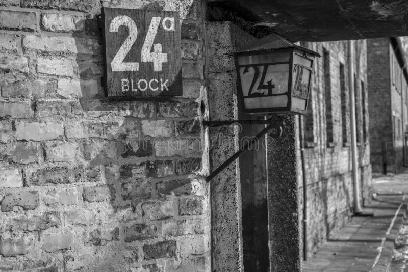 Das Haupteingangstor zu Auschwitz-Konzentrationslager stockfotos