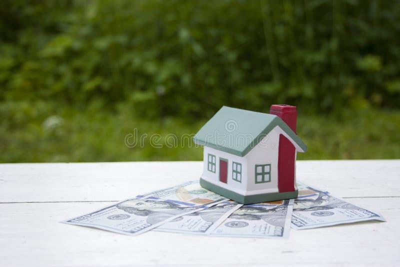 Das Haus ist hundert Dollarscheine wert Inneres gebildet von den Kirschtomaten stockbilder Das Haus ist hundert Dollarscheine wert Inneres gebildet von den Kirschtomaten stockbilder