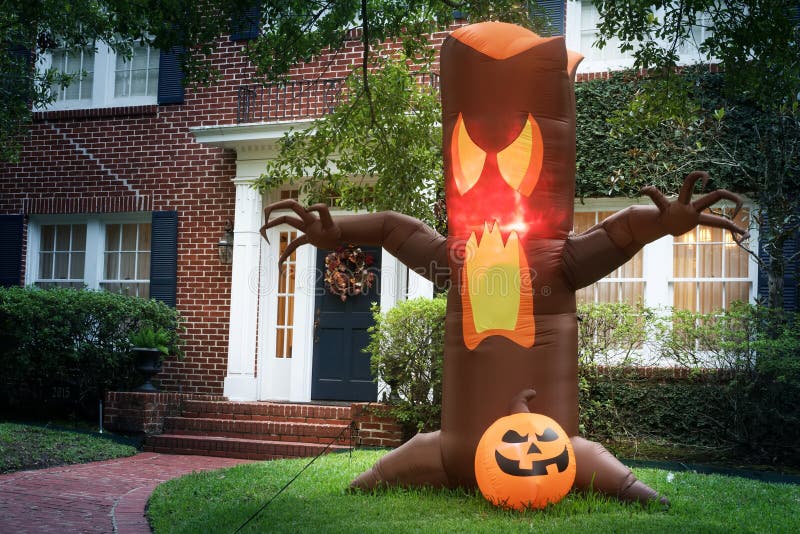 Das Haus wird für Halloween verziert: Aufblasbares enormes glühendes St. stockbilder Das Haus wird für Halloween verziert: Aufblasbares enormes glühendes St. stockbilder