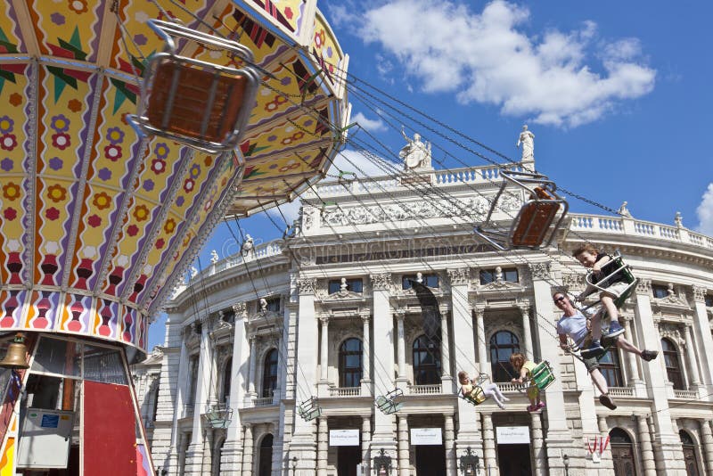 Das historische Kaiserhof-Theater beim berühmten Wiener Ringstrasse mit einigen Leuten genießen eine Fahrt stockfotografie Das historische Kaiserhof-Theater beim berühmten Wiener Ringstrasse mit einigen Leuten genießen eine Fahrt stockfotografie