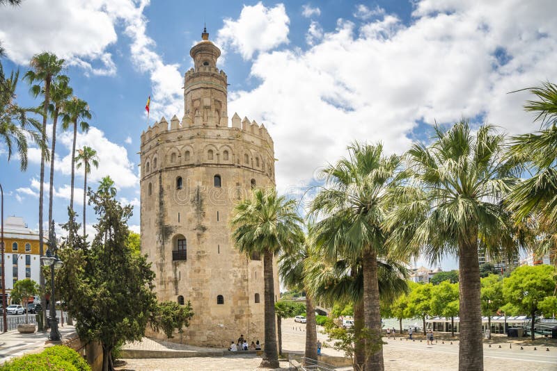 Das historische Wahrzeichen torre del Oro xiii vom Jahrhundert in Sevilla Andalusien Spanien