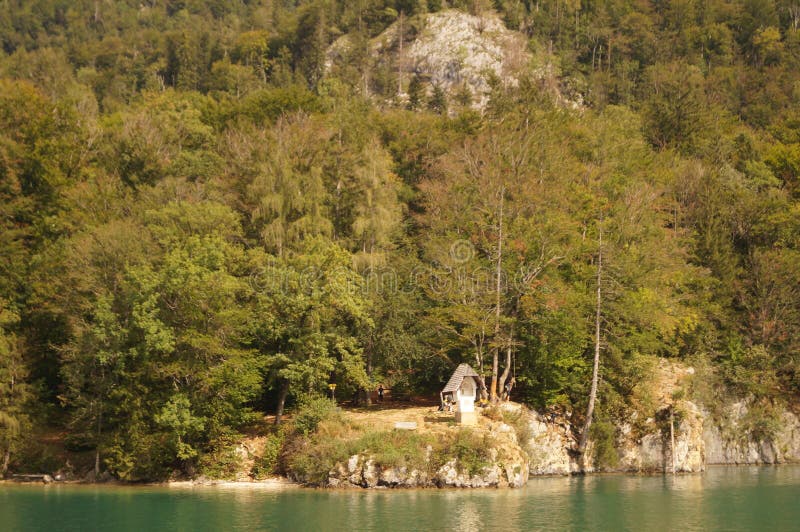 Das Hochzeitskreuz liegt unterhalb des Falkensteins, leicht erhöht über dem Wolfgangsee. Salzkammergut lizenzfreie stockbilder