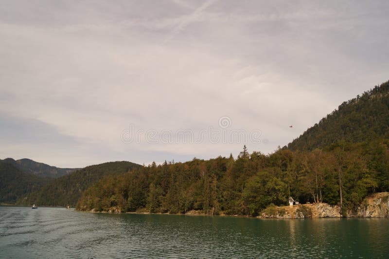 Das Hochzeitskreuz liegt unterhalb des Falkensteins, leicht erhöht über dem Wolfgangsee. Salzkammergut lizenzfreie stockfotografie